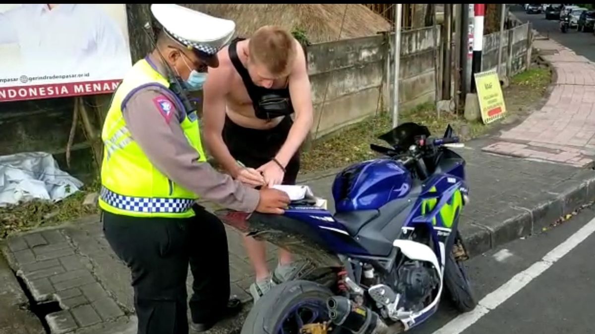 Riding A Motorbike Without A License Plate, Russian Caucasians In Denpasar Are Ticketed