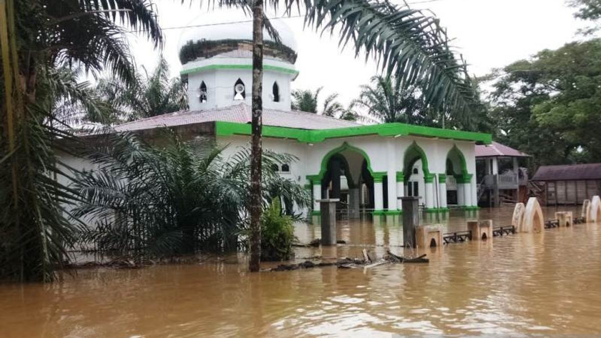 西アチェ洪水の6地区のモスクを含む何百もの家、高さが1メートルに達する