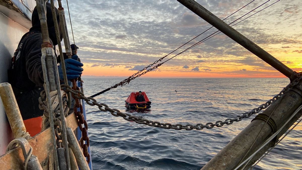 海で行方不明になってから約2週間後、米国の船員はカナダの漁師によって安全に発見されました