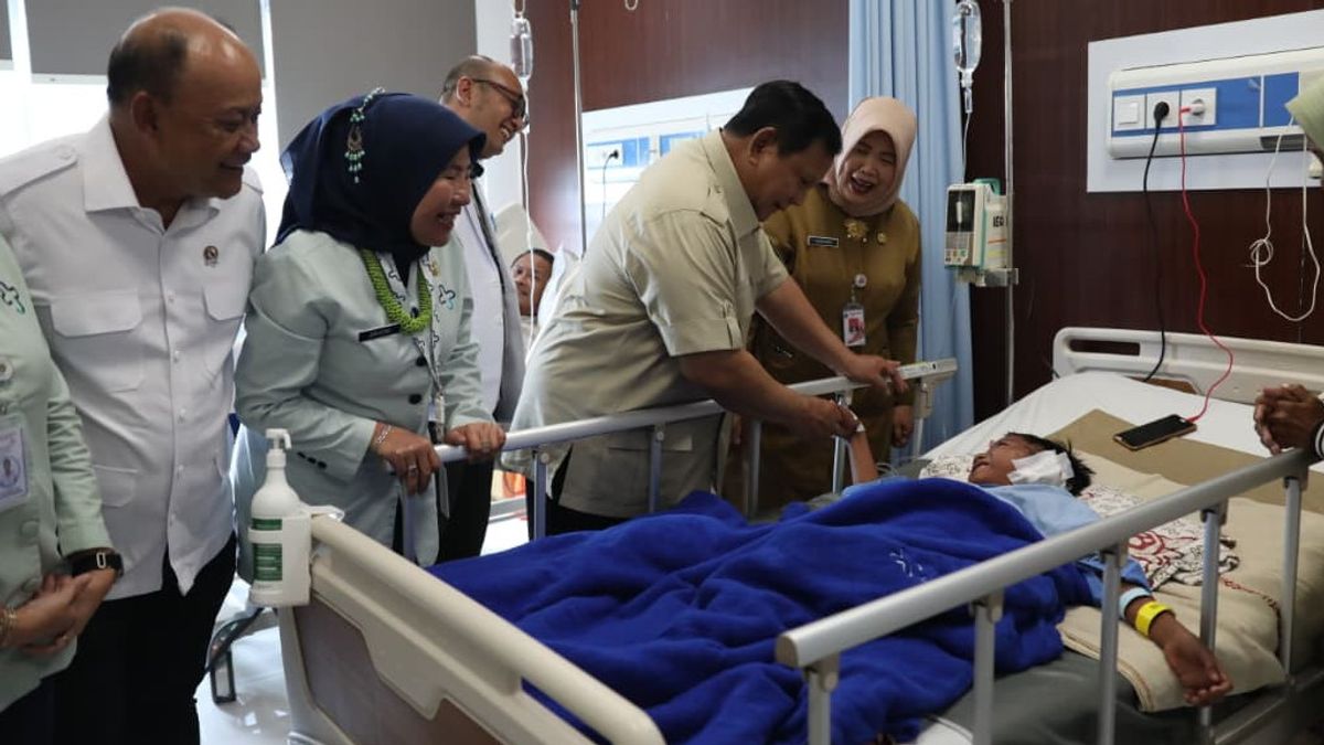 Prabowo Tinjau Korban Kecelakaan Mobil MBG di SDN Kalibaru, Pastikan Penanganan Medis Optimal