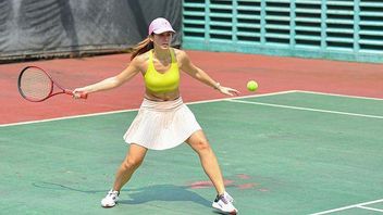 通过锻炼保持健康，这7幅佩维塔·皮尔斯在网球场上格斗的肖像