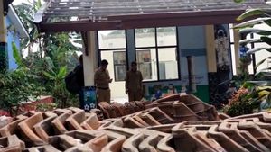 Hujan Lebat, Atap SDN 02 Pondok Cabe Roboh, UTS Ditunda