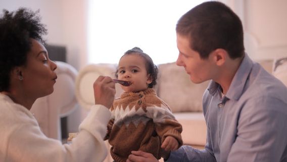 子供が自分自身を殴る習慣の原因