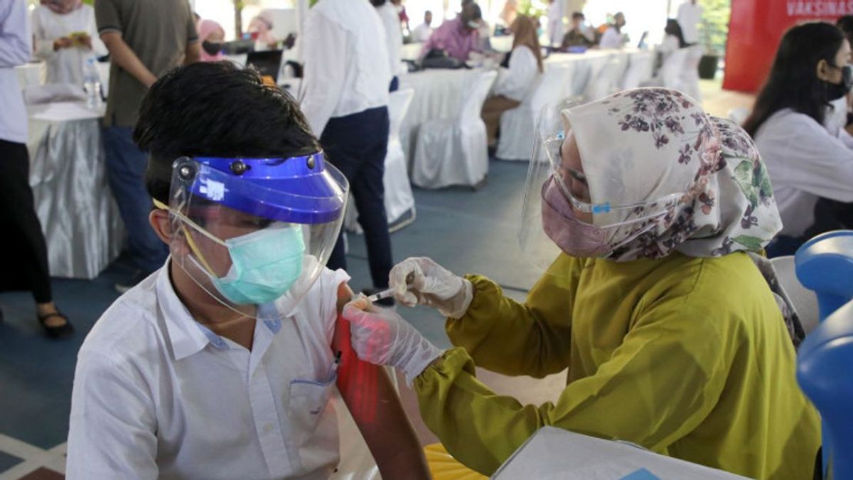 Vaksinasi Pelajar di Surabaya Diikuti Ribuan Anak, Diarahkan Eri Cahyadi dan Dipantau Jokowi