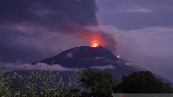 Pos Pengamatan Catat 48 Kali Letusan di Puncak Gunung Ile Lewotolok Lembata, NTT