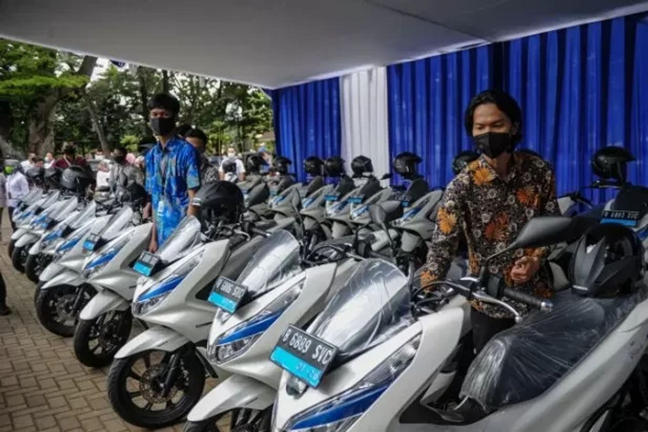 Genjot Personnel Capability, PLNは、ランプンの専門学校の学生に電気モーター変換トレーニングを提供