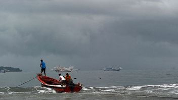 BMKG敦促东爪哇的渔民提防爪哇海高达6米的巨浪