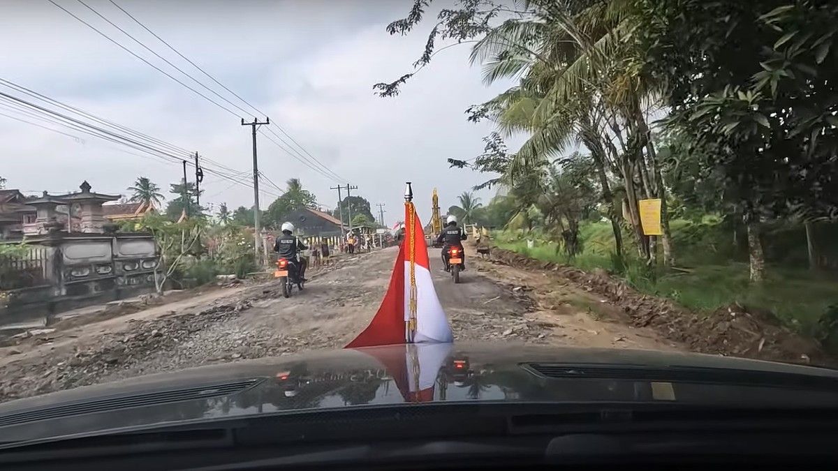 Complaints On Severe Damaged Roads In South Lampung Ahead Of Improvements Worked On By The Center Starting June 2023