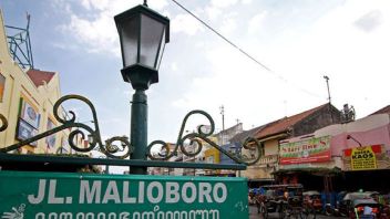 Every 3 Pm, The Malioboro Area Is Sprayed With Disinfectant To Prevent COVID-19