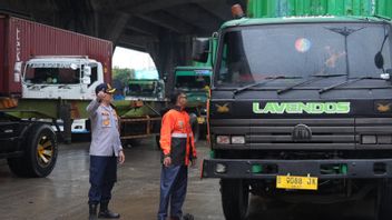 Traffic jam, access to Tanjung Priok Port is monitored densely creeping