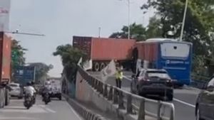 Truk Kontainer Mogok, Arus Lalin di Flyover Jembatan Dua Tersendat
