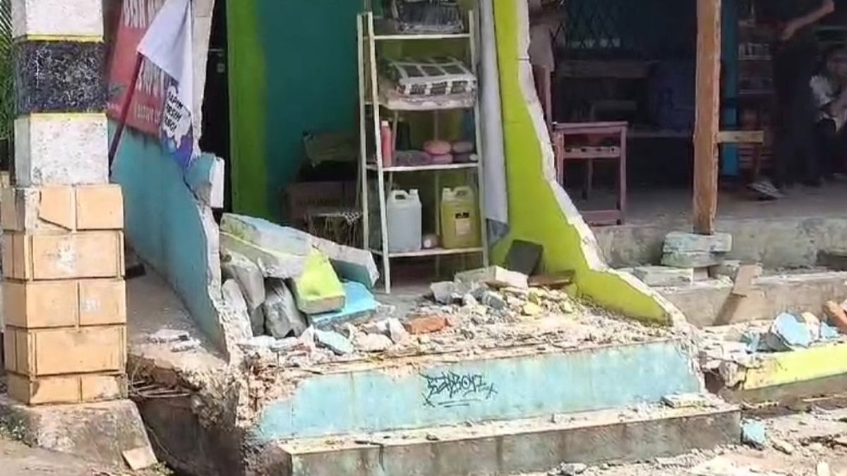 Hitting A Crossing Tree, Oleng Boks Truck Hits Kiosk In Cipayung, East Jakarta