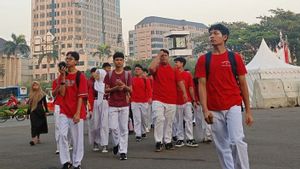 Hari Ini Warga Antusias Naik KRL Kena Tarif Rp80 ke Monas