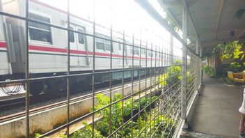 La voie ferrée brisée sur la ligne Palmerah-Kebayoran, la ligne de commutère naturelle retard