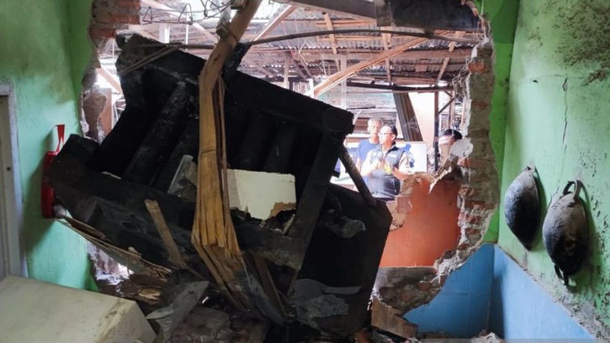 Duren Sawit的Cincau工厂爆炸,一台投掷机击中居民的家,一人头部受伤
