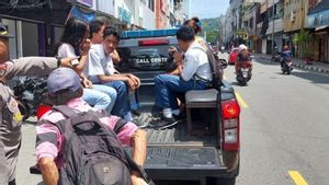 Demo Supir Angkot di Ambon, Warga Dibantu Mobil Polisi Beraktivitas