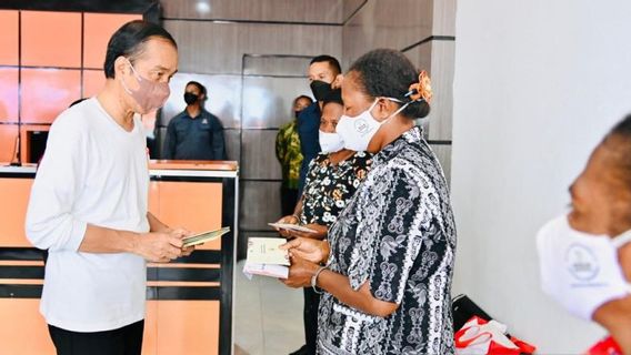 جوكوي يوزع BLT نقل دعم الوقود بقيمة 600 ألف روبية إندونيسية في جايابورا