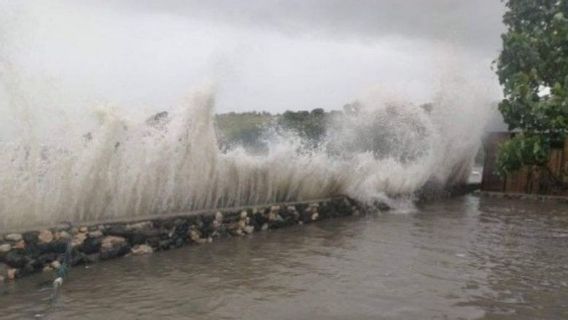 BMKG Keluarkan Peringatan Dini Banjir Rob 3 Wilayah di NTT