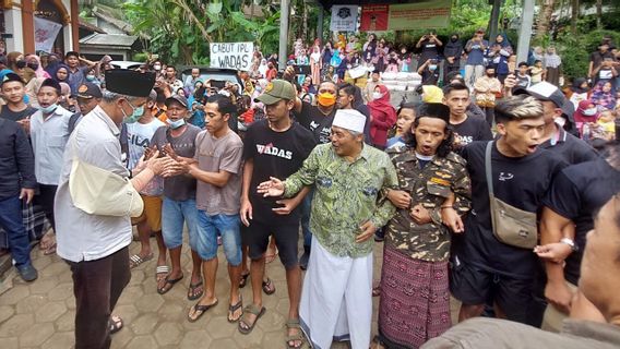 Datang Sendirian ke Wadas Ketemu Warga yang Kontra, Ganjar Pranowo: <i>Kulo Nyuwun Ngapuro Kalih Panjenengan</i>