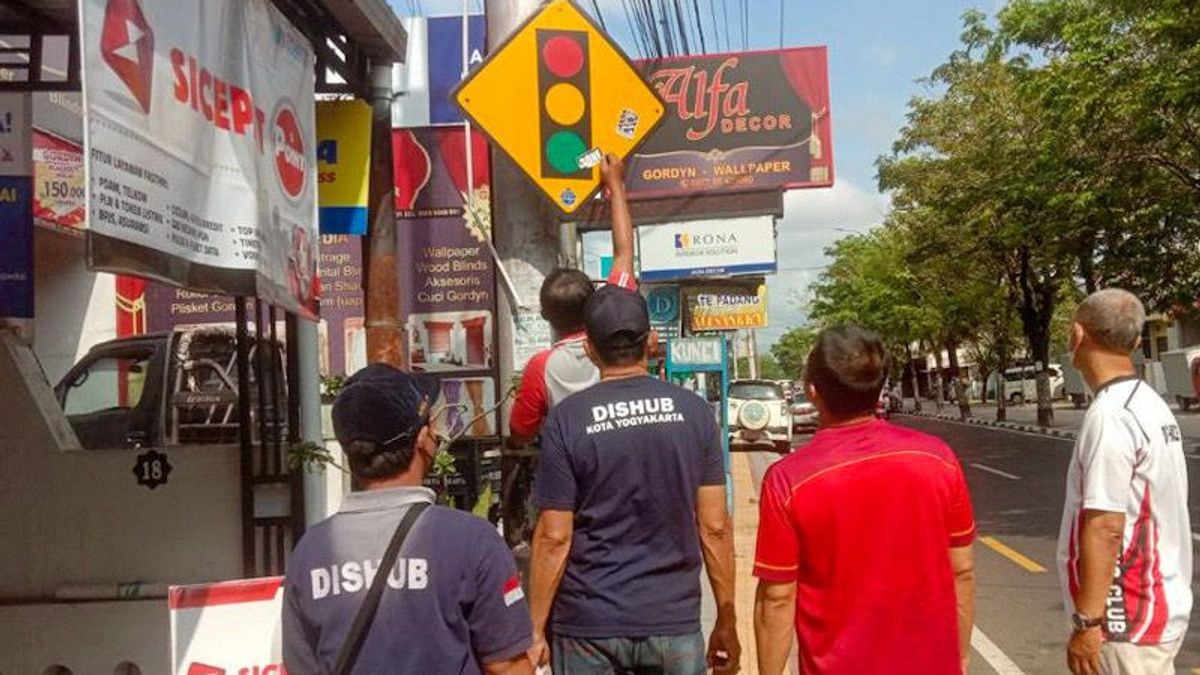 Rambu Jalan Korban Vandalisme di Yogyakarta Dibersihkan, dari Umbulharjo Hingga Pojok Beteng  Timur