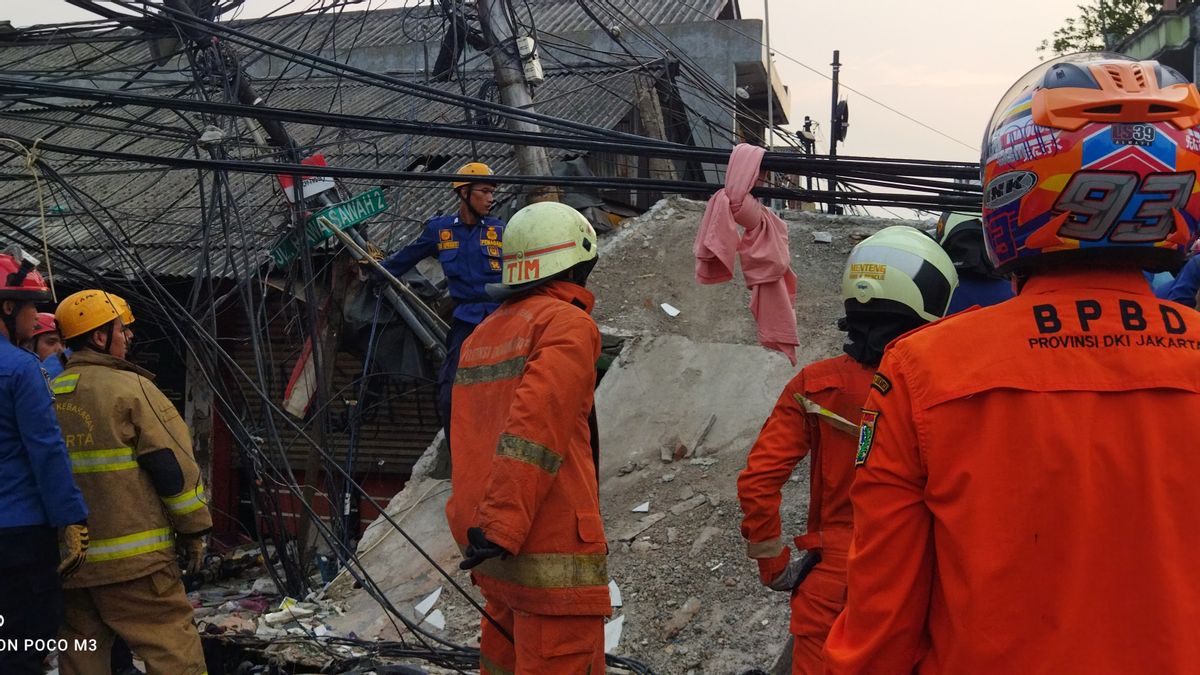 Police Examine Central Jakarta PRKP Sub-dept. Regarding Collapsed Building That Kills One Woman In Johar Baru