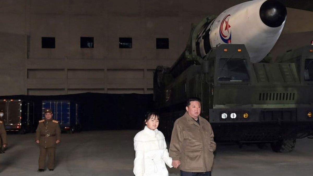 Photo Of Princess Kim Jong-un Introduced To The World Whenggandeng The Father Seeing The Studio Of Ballistic Missiles