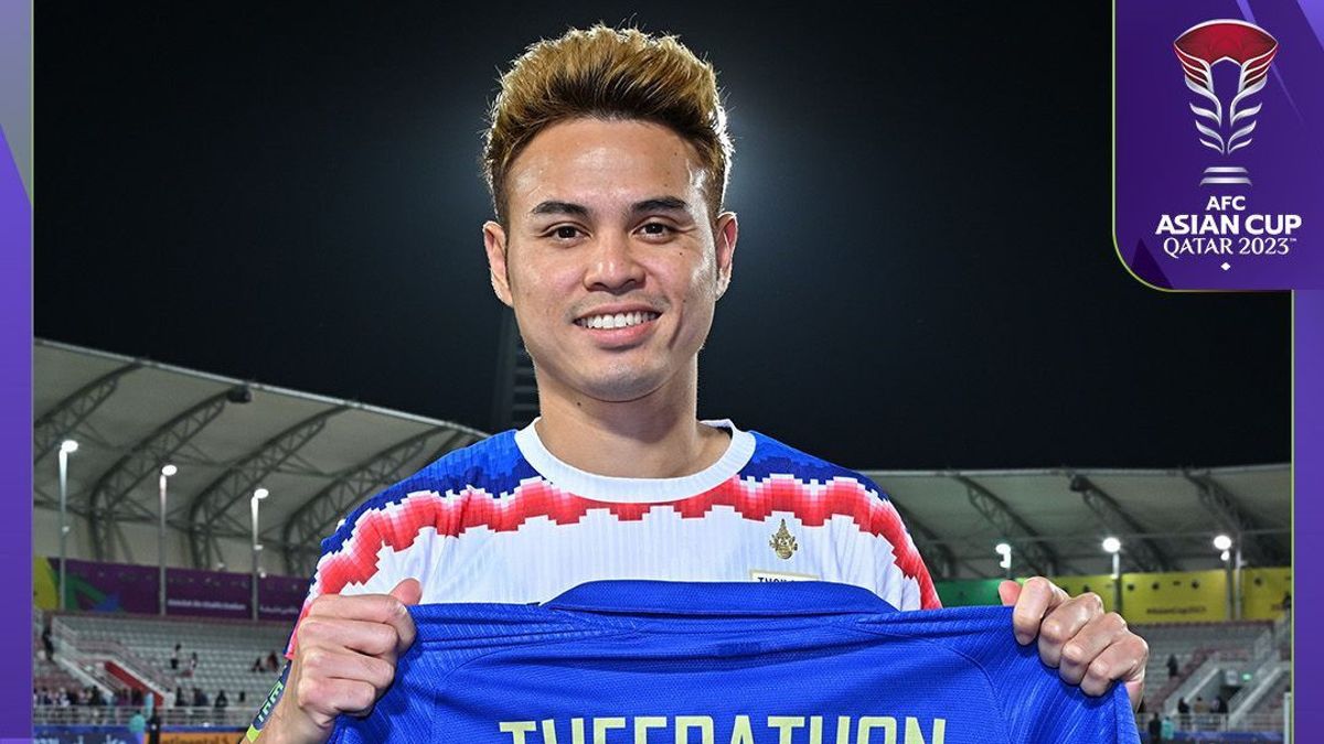 L’entraîneur thaïlandais se réjouit du Theerathon Bunmathan après avoir inscrit ses 100 caps
