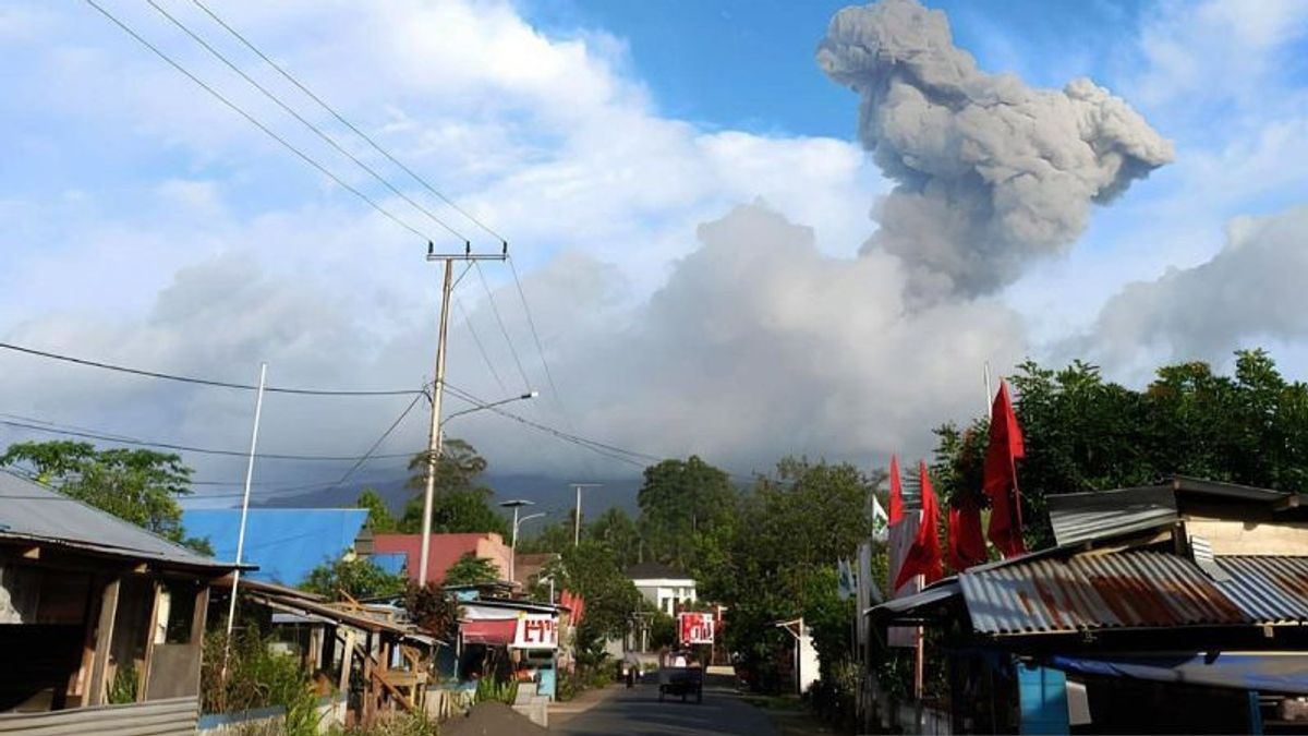 赫马黑拉夫人火山爆发发发射一公里外的皮贾尔熔岩
