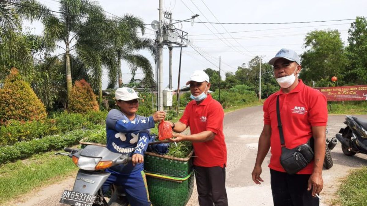 Perayaan Imlek di Belitung; Warga Tionghoa Bagikan Kue Keranjang kepada Umat Muslim dan Masyarakat Kurang Mampuian kue keranjang jelang Imlek