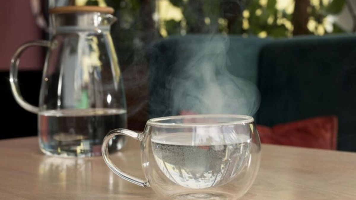 La tendance à boire de l'eau chaude le matin est virale sur TikTok, est-ce vraiment bénéfique?