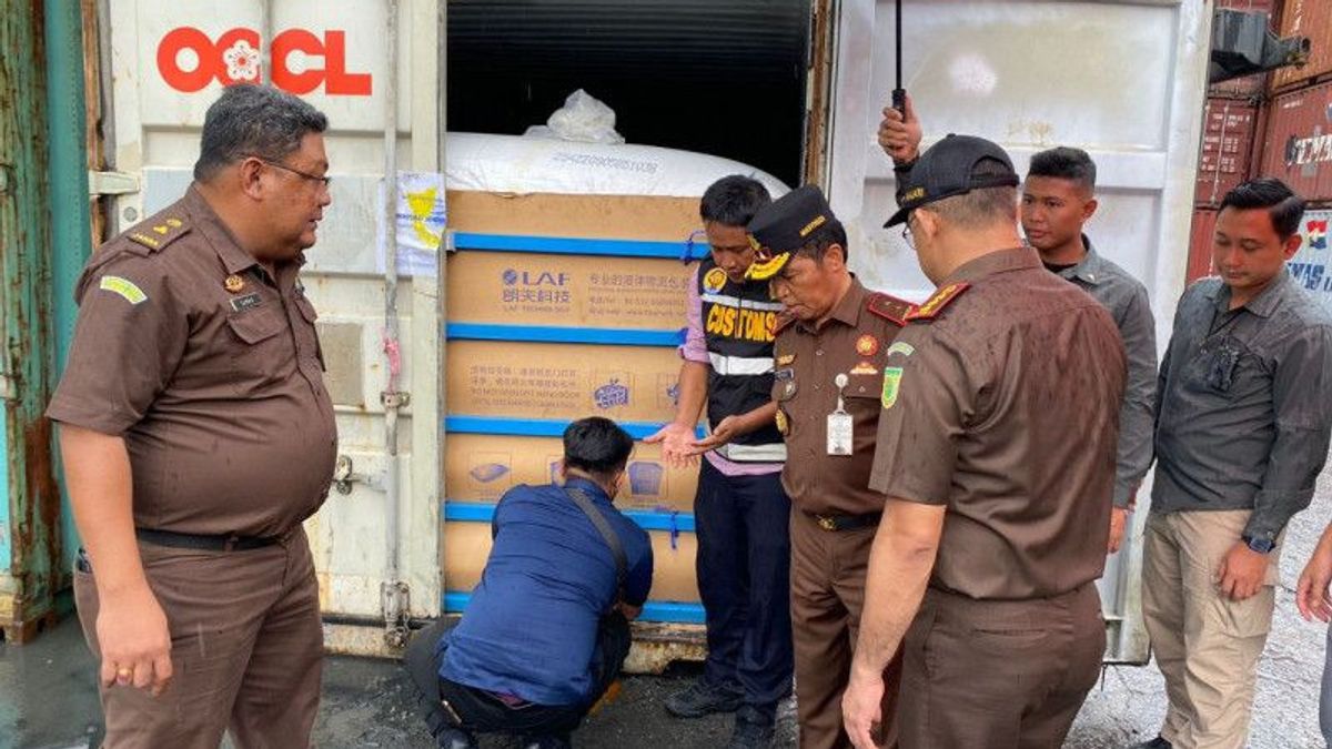 West Kalimantan Excise Prosecutor's Office Prevents Delivery Of 14 Illegal CPO Containers