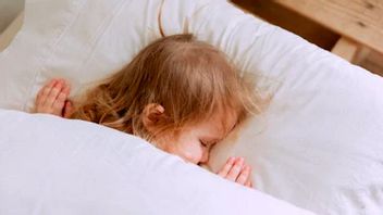 Les enfants sont difficiles à organiser et aiment les poignets? Vérifiez son style de sommeil!