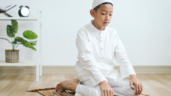 Tips Mengajarkan Anak Salat Jumat, Lakukan Secara Sabar dan Perlahan