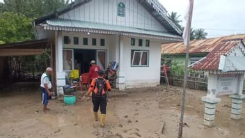 Floods Begin To Recede, Residents Of Banggai Central Sulawesi Are Starting To Be Busy Cleaning Their Houses