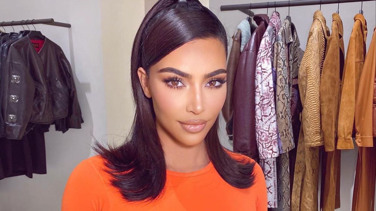 Kim Kardashian Buktikan Dirinya Punya 5 Jari