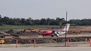 Pesawat Kepresidenan Bawa Jokowi Mendarat Perdana di Bandara Nusantara IKN 