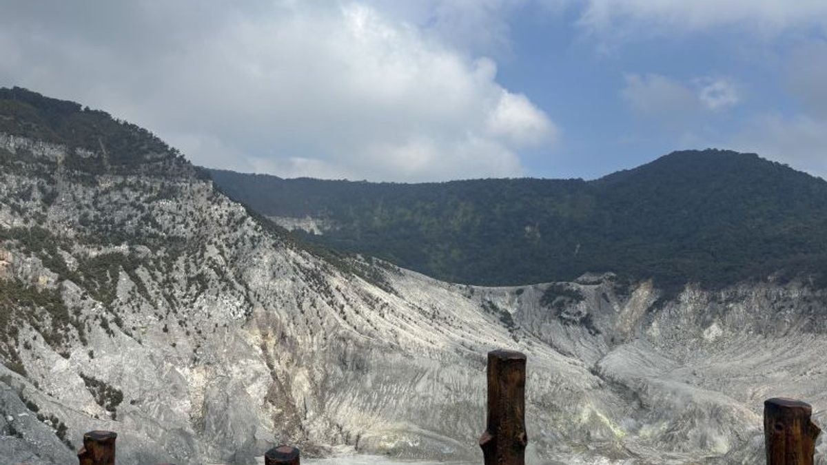 BPBD Larang Wisatawan Masuki Jalur Pendakian Gunung Tangkuban Perahu