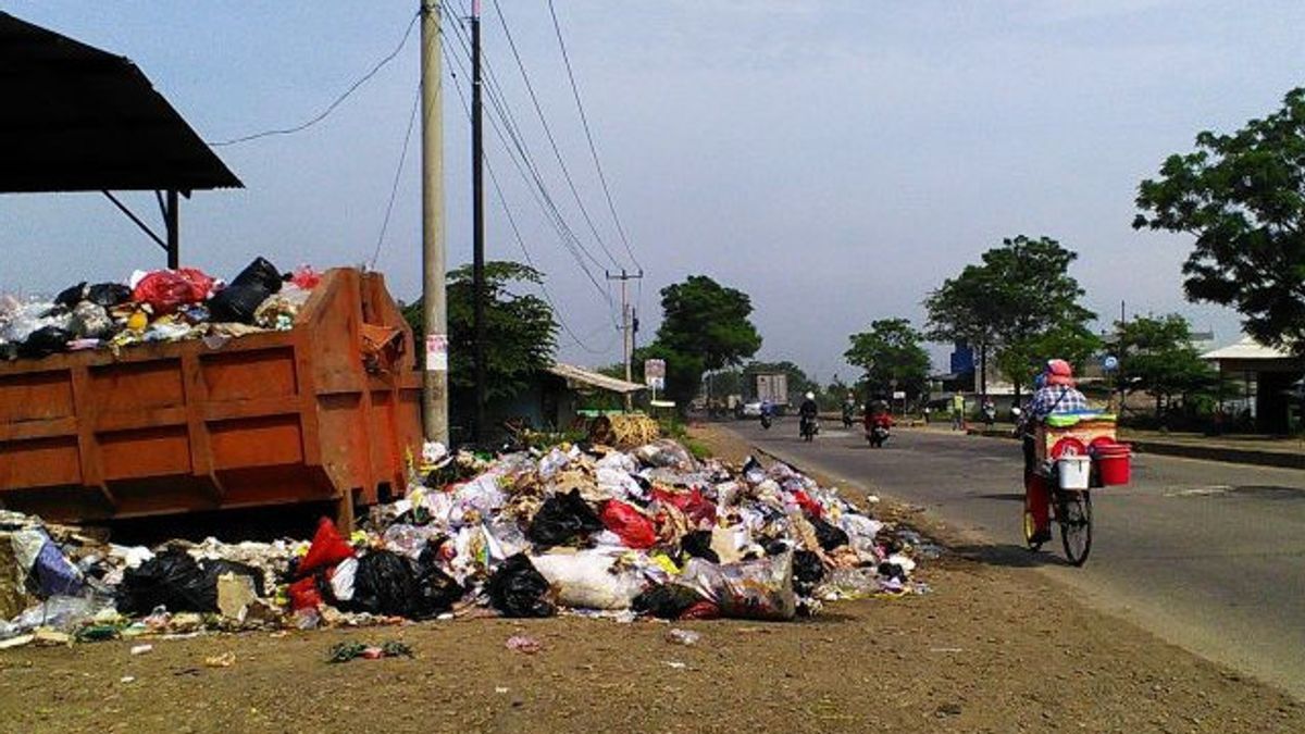 الكثير من النفايات في كاراوانغ ، حتى لم يعد من الممكن نقلها إلى مكب النفايات