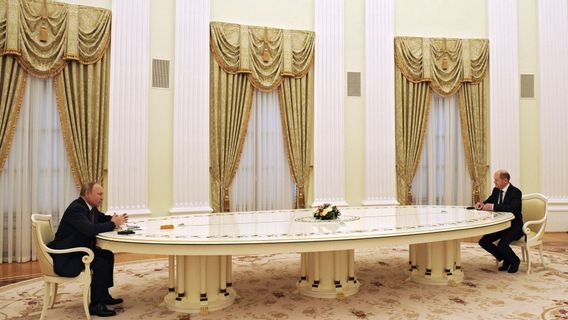  肖尔茨总理拒绝俄罗斯的COVID-19测试，与普京总统的会谈被长桌隔开