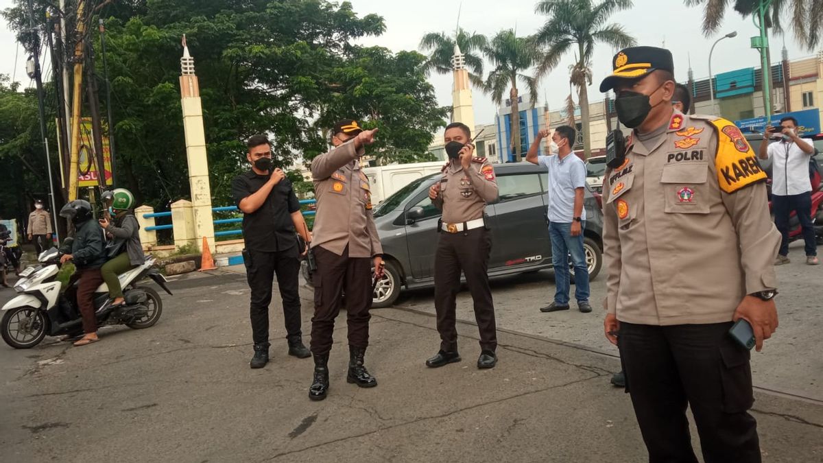 Keeping Eid Prayers And Homecomers' Activities Safe, Tangerang Metro Police Personnel Take Care At A Number Of Strategic Locations