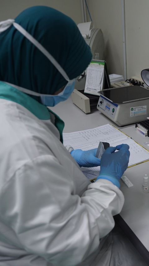 テガルの住民がランダムなCovid-19テストを受ける準備をする