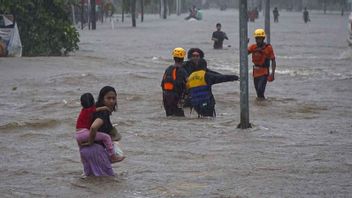 卡尔巴三区洪水逐渐退去，部分居民撤离家园