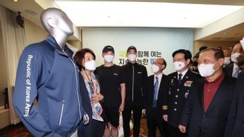 韓国国防省と警察はリサイクルされたペットボトルから制服を着用する