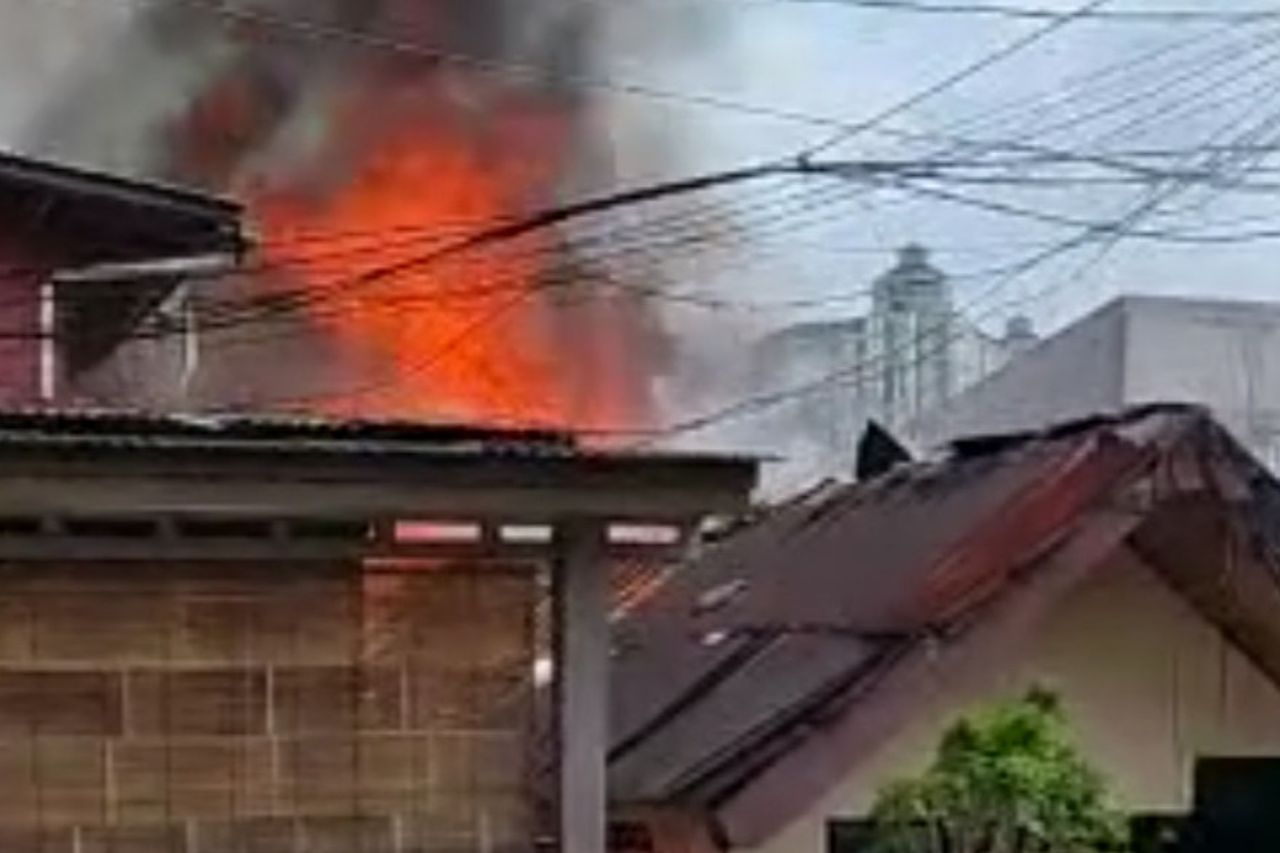 ケマヨランの3軒の家が焼失、狭い道路アクセスのために消防士が苦労