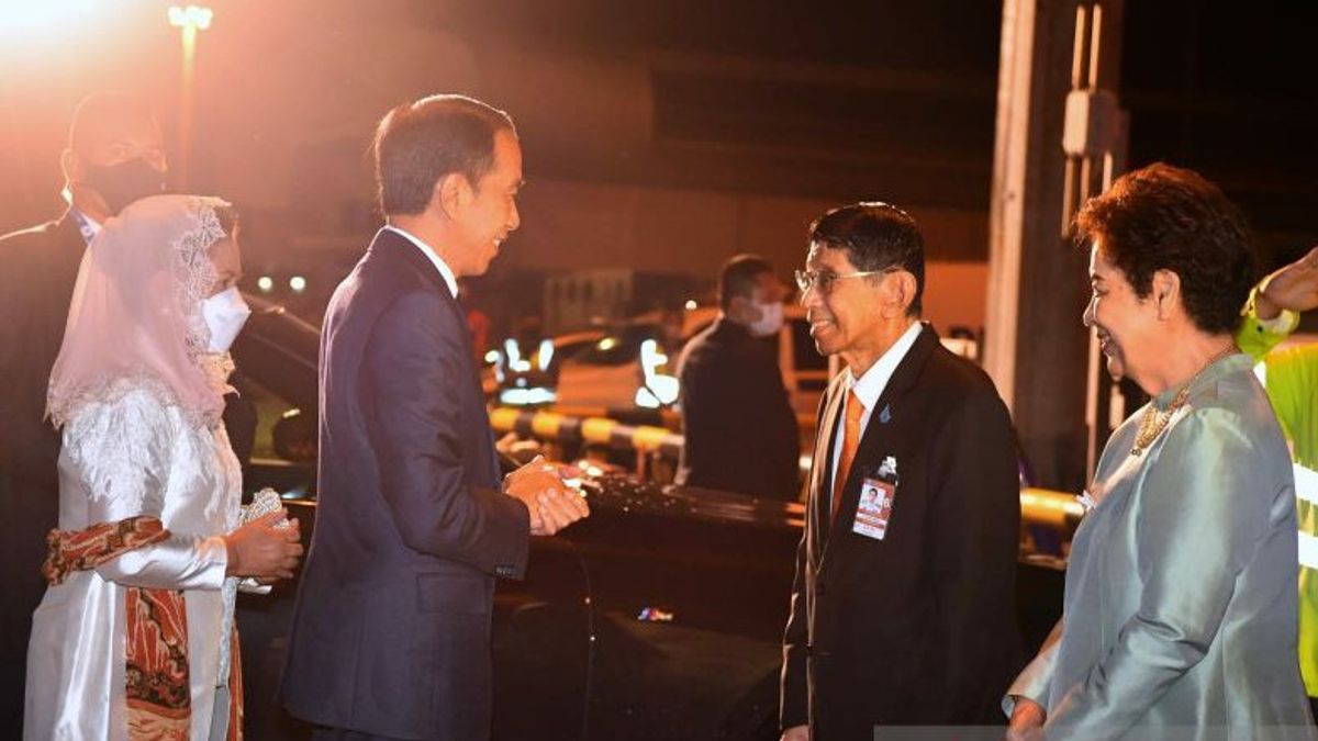 President Jokowi Returns To Indonesia After Attending The APEC Thailand Summit