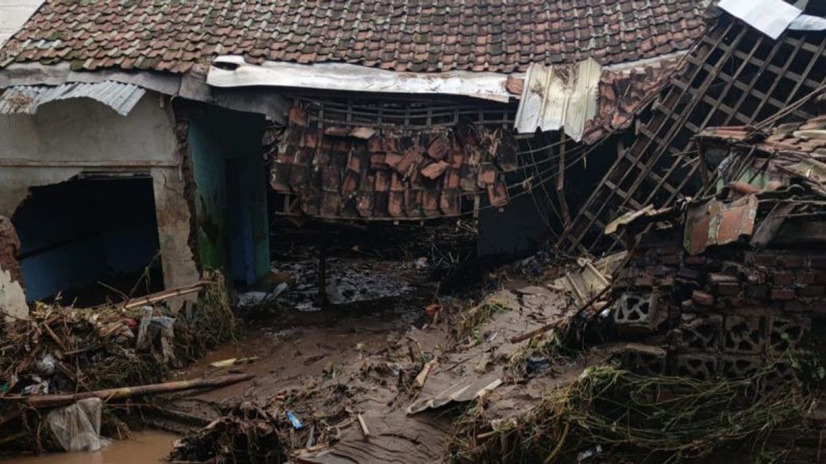 Lima Rumah Rusak Berat Akibat Banjir Majalaya Bandung