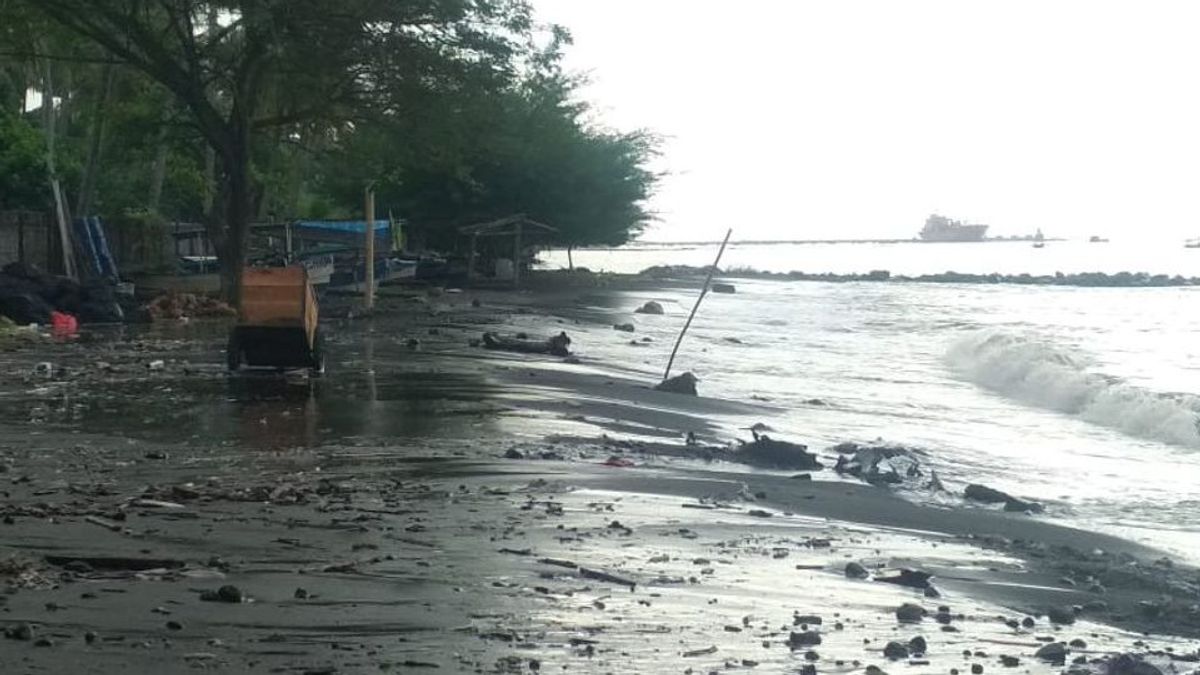 Pantai Cacalan Banyuwangi Diterjang Banjir Rob, BMKG: Waspada untuk Nelayan