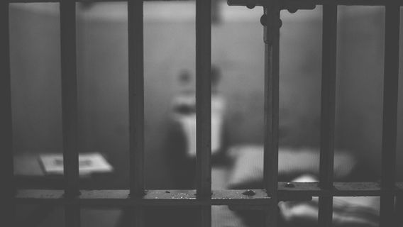 ペカンバル警察、刑務所独房内の麻薬パーティーの捜査