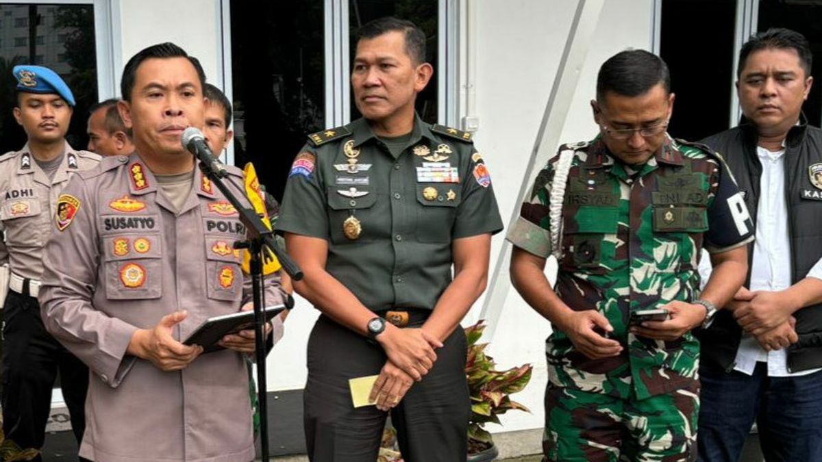 الضجة أمام شرطة جاكبوس غيغارا بريمان بوكولي عضو القوات المسلحة الإندونيسية في نفس الوقت تيرياكي مالينغ