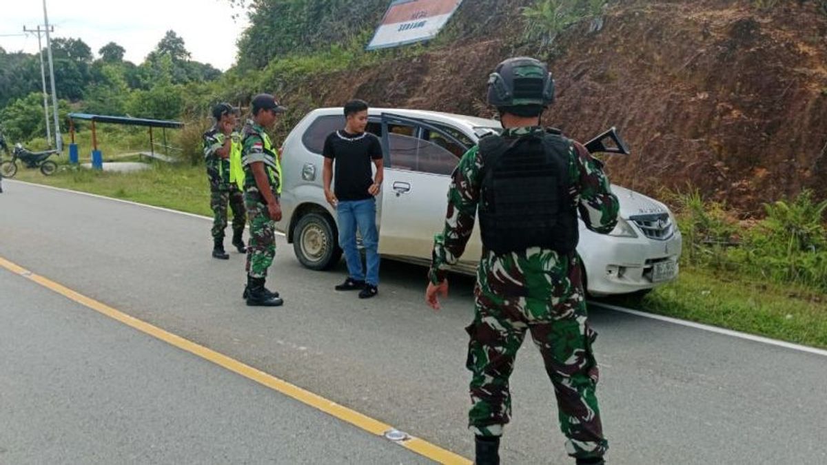 Jelang Gawai Dayak, TNI Razia Bawaan Pelintas di Perbatasan Malaysia-Indonesia Cegah Masuknya Senpi